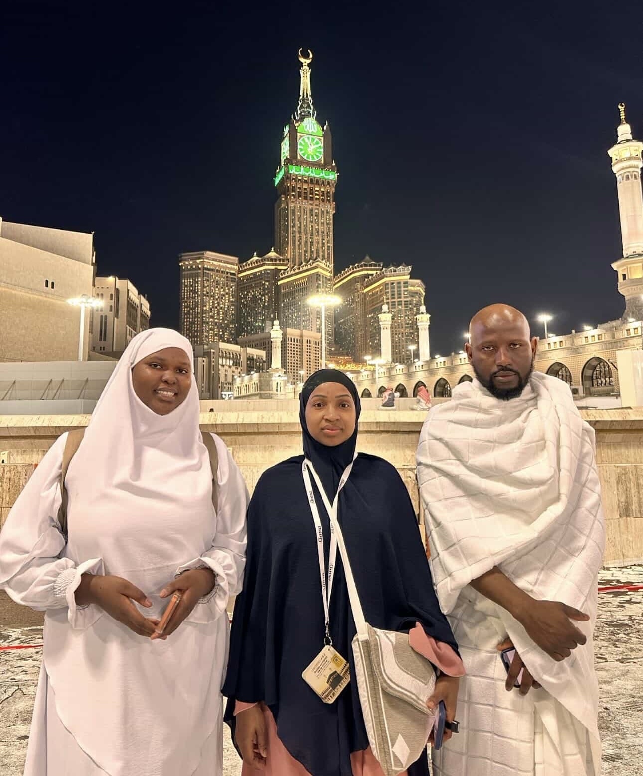 Clients Al Hikma Travel devant la Kaaba